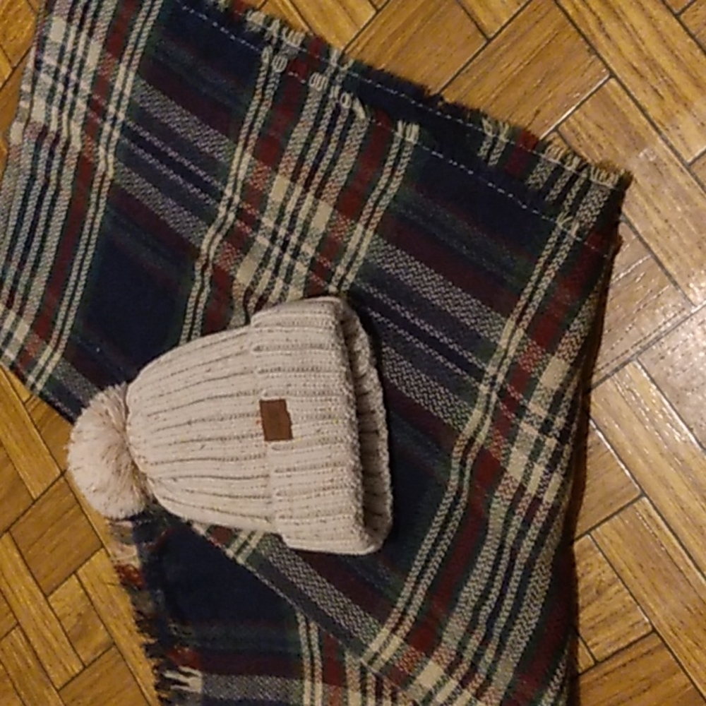 Nicole  Marciano scarf /with hat